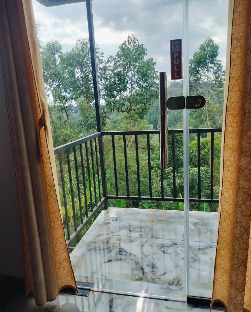 Half Moon Holiday Home - 4 Bedroom Villa Anachal 게스트하우스